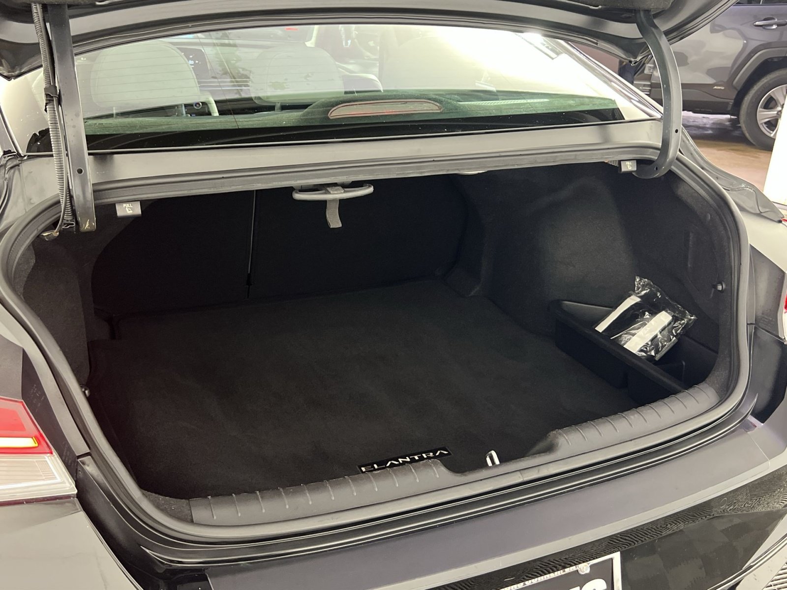 Used 2022 Hyundai Elantra Limited w/ Cargo Package FWD image 27