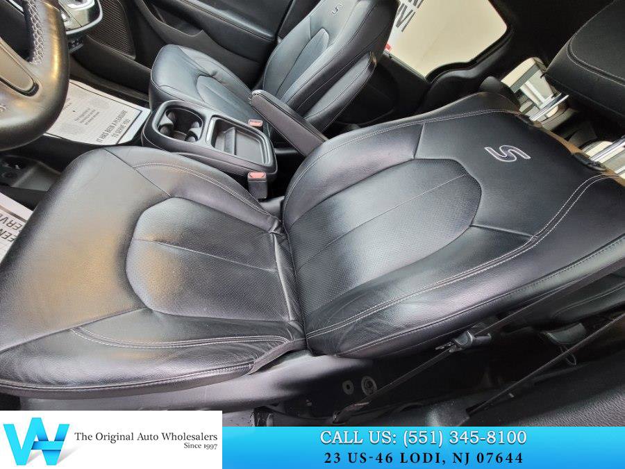 Used 2019 Chrysler Pacifica Touring-L w/ S Appearance Package image 9
