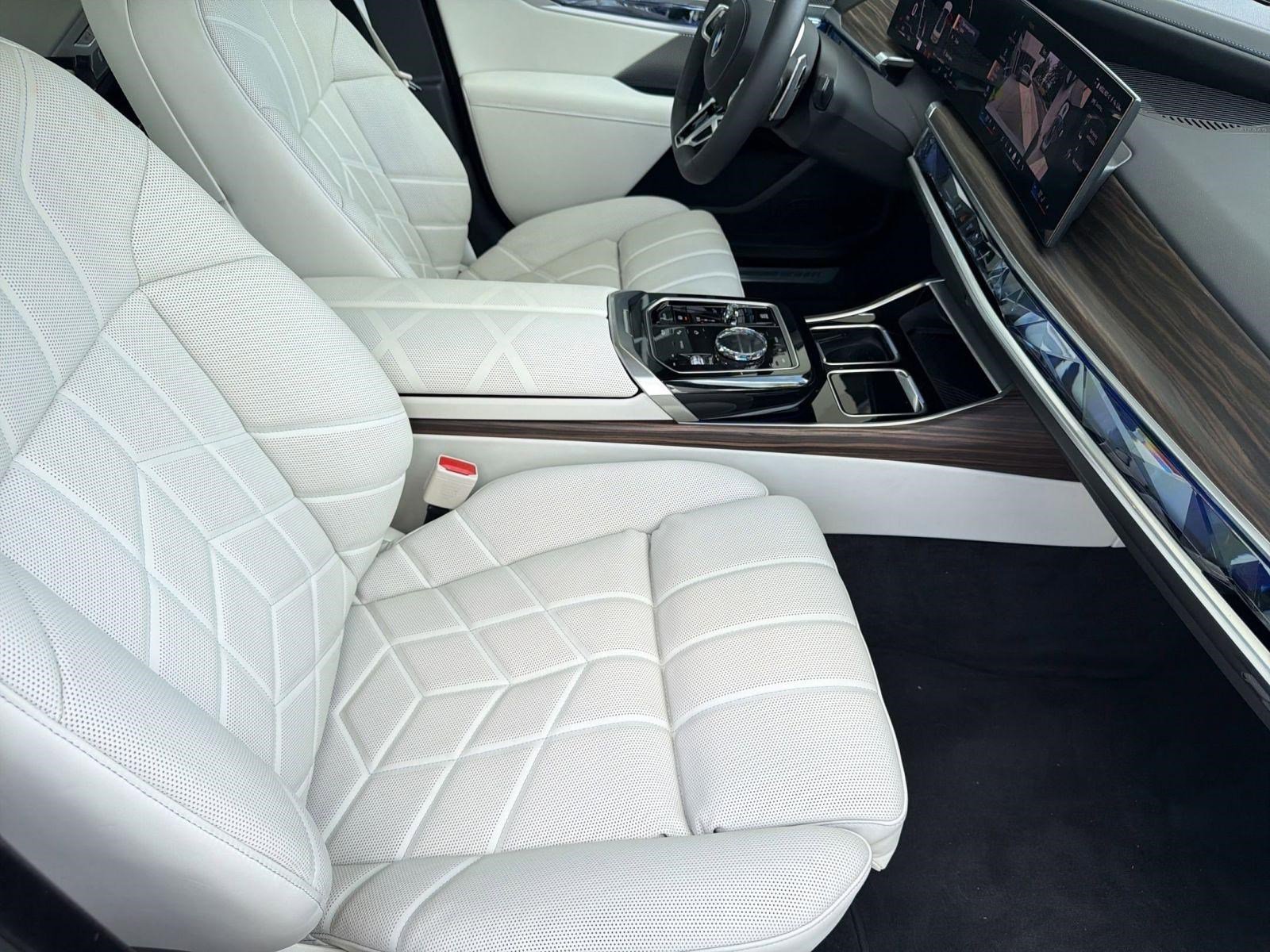 Used 2025 BMW 760i xDrive AWD/4WD image 31