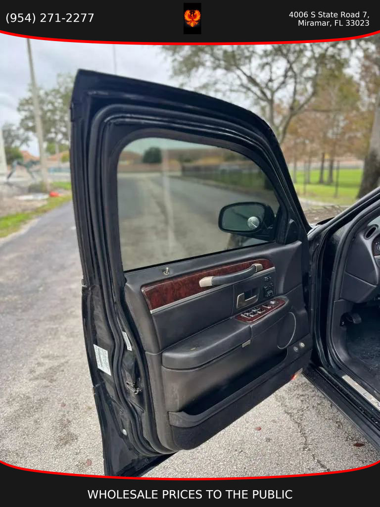 Used 2008 Lincoln Town Car Signature Limited image 11