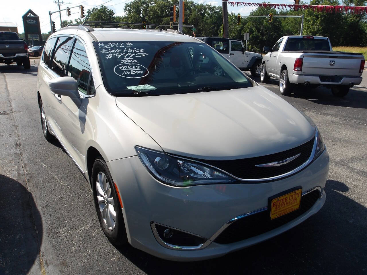 Used 2017 Chrysler Pacifica Touring-L FWD image 2
