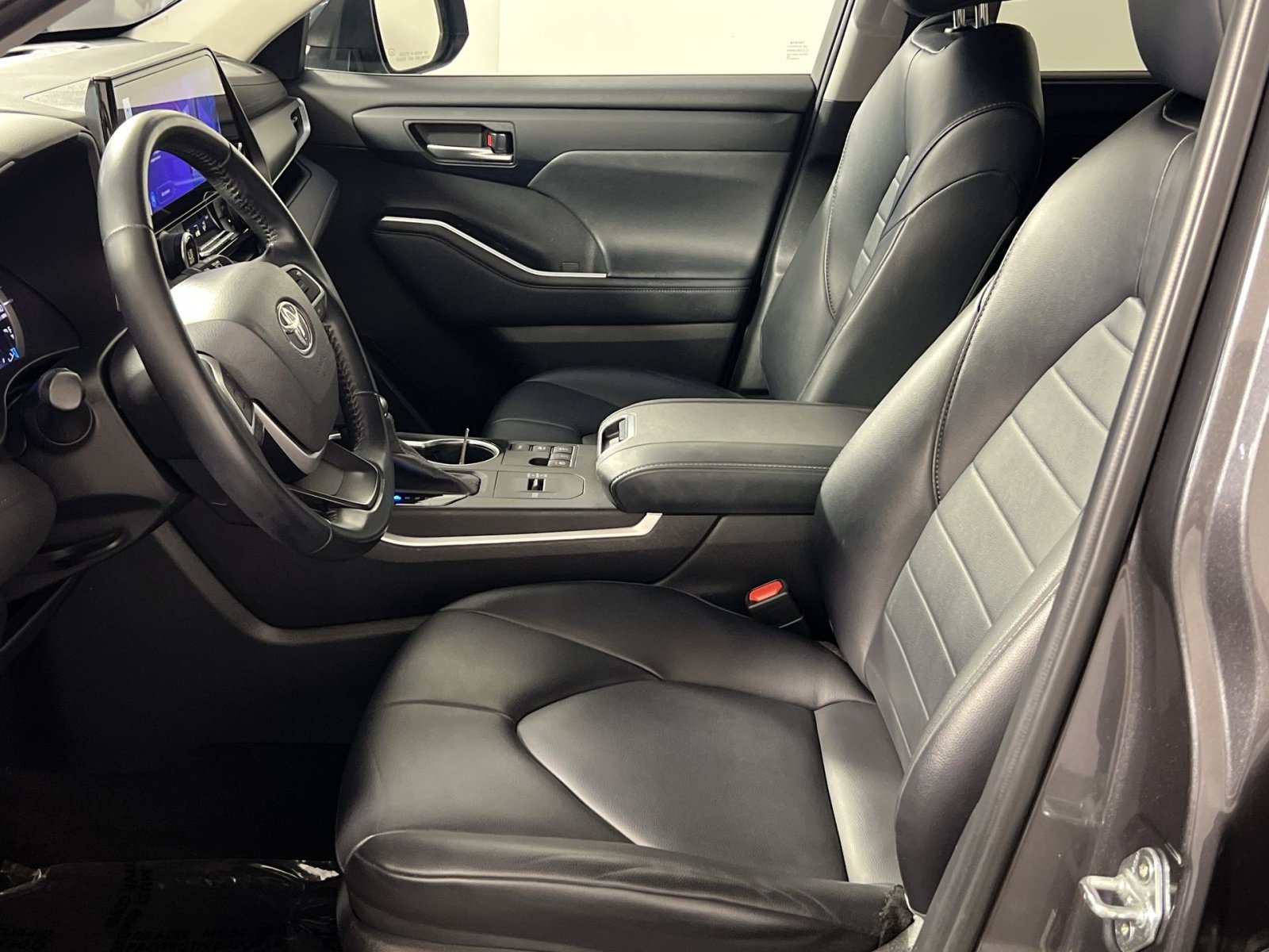 Used 2023 Toyota Highlander XLE AWD/4WD image 13