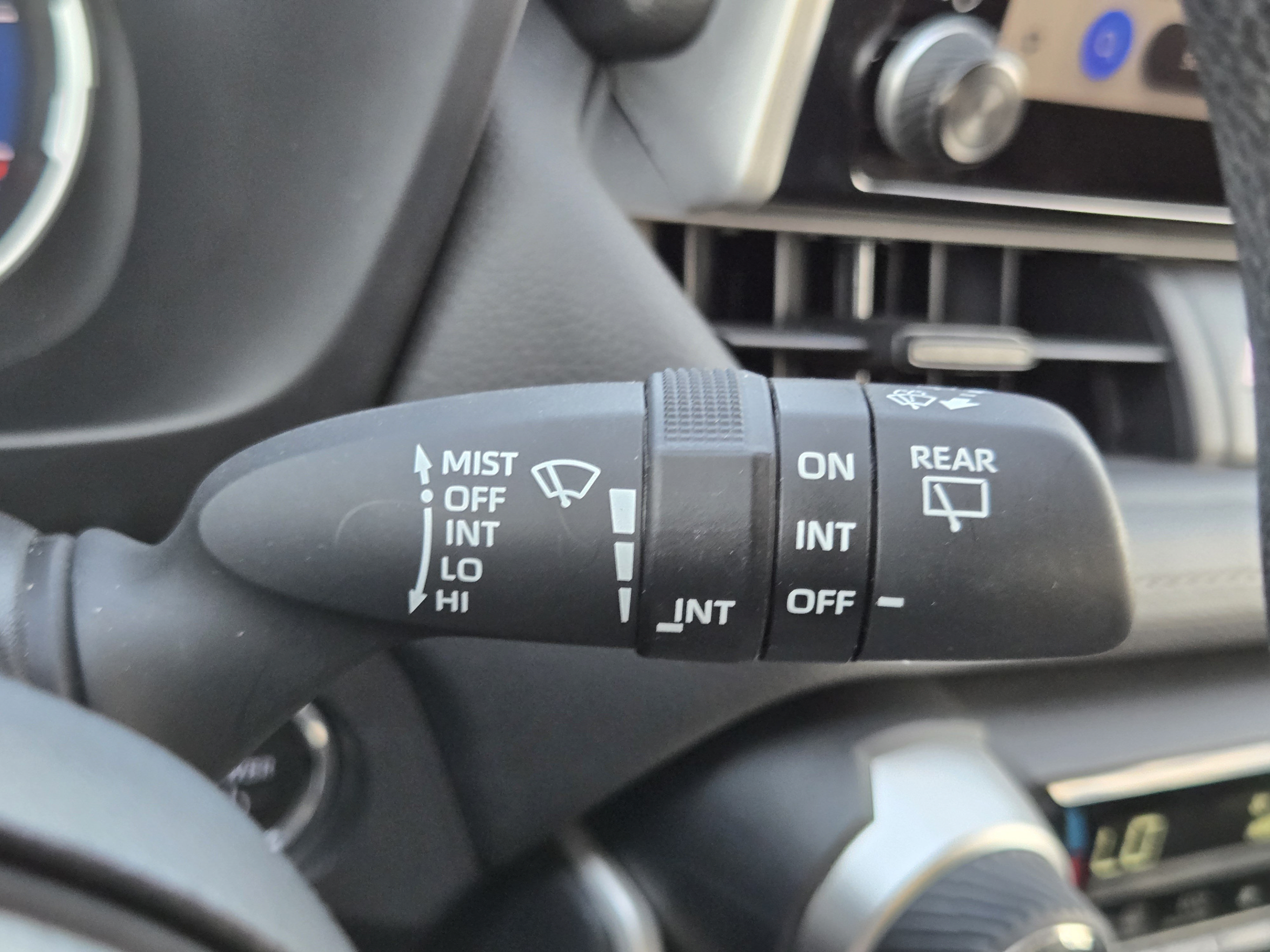 Used 2025 Toyota RAV4 XLE AWD/4WD image 18