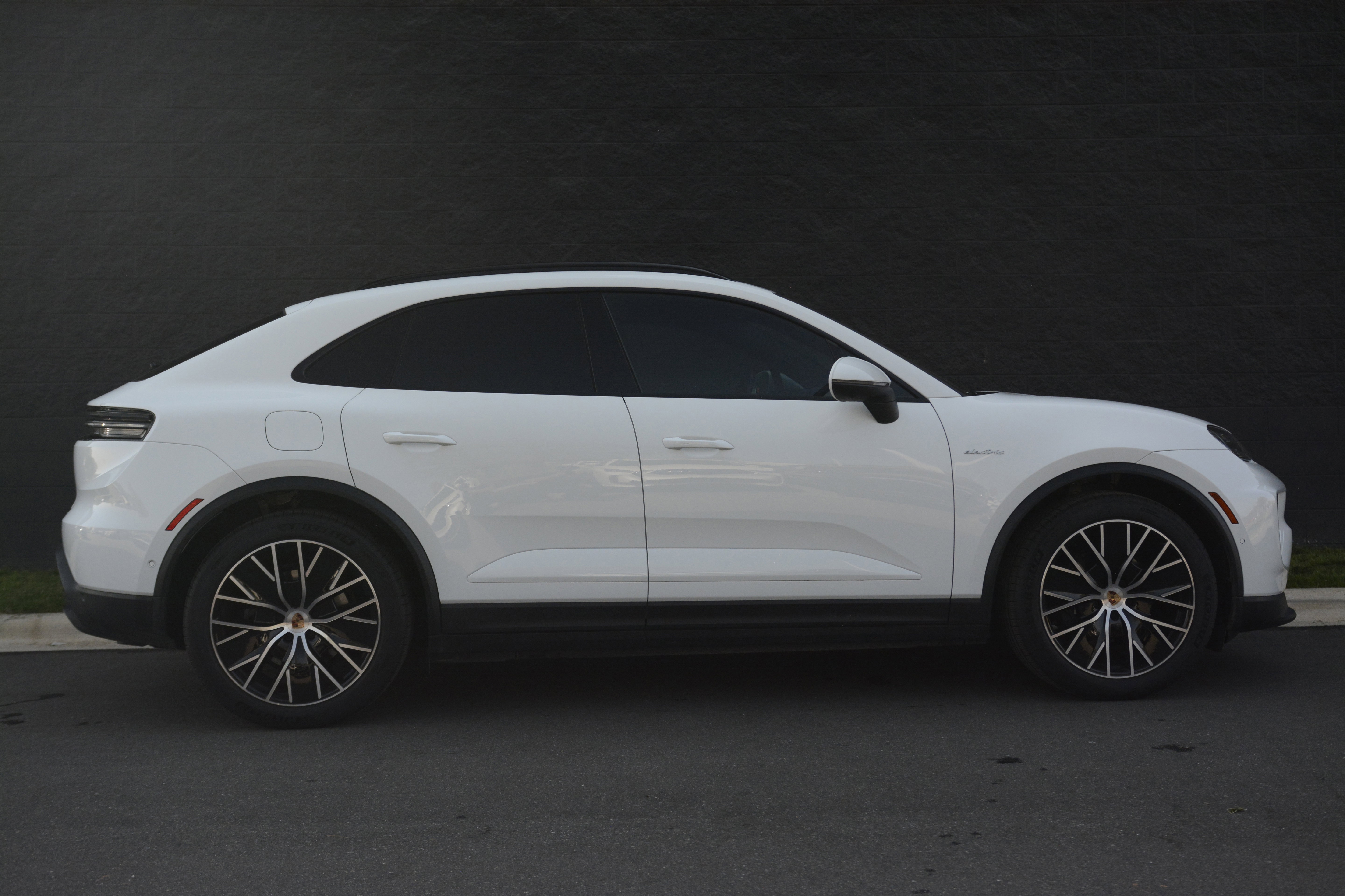 Certified 2025 Porsche Macan Electric image 8