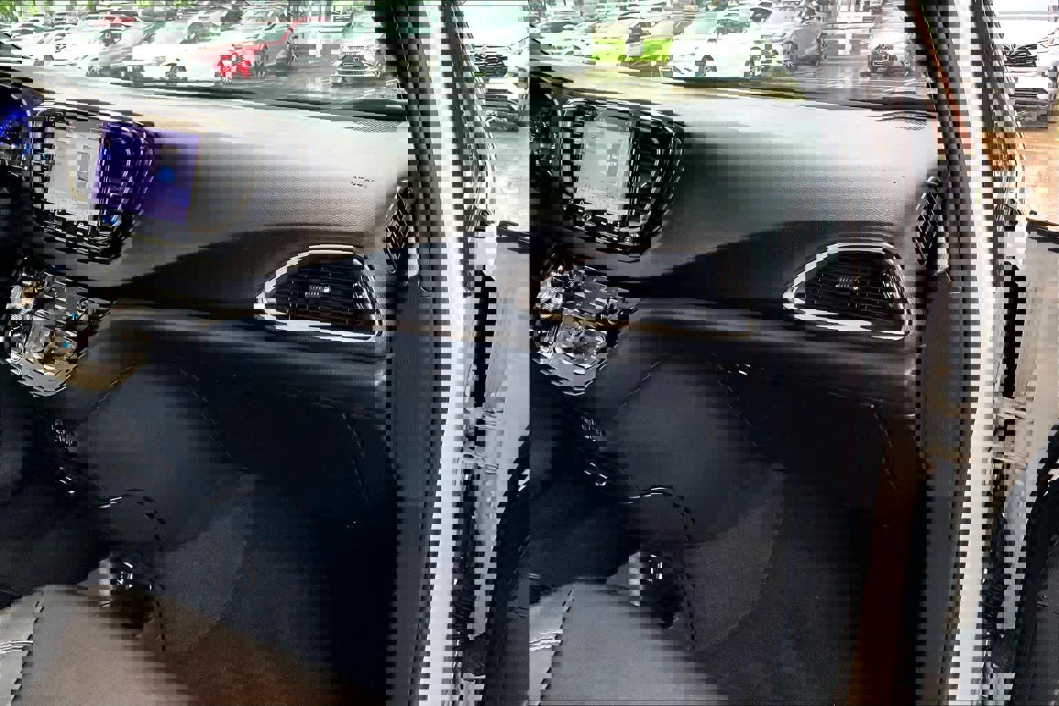 Used 2025 Chrysler Pacifica Select image 16