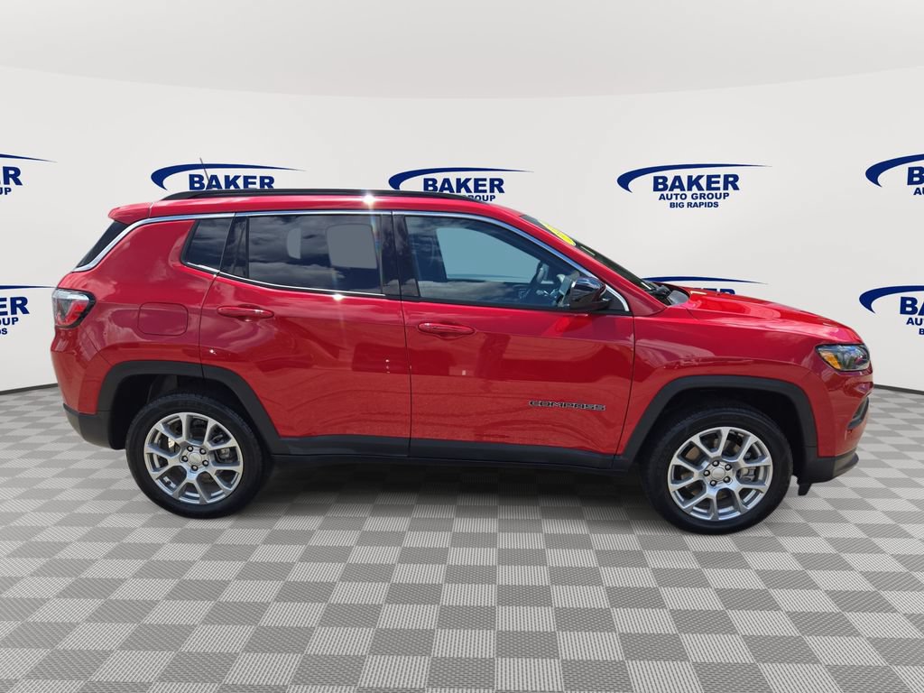 Used 2023 Jeep Compass Latitude AWD/4WD image 2