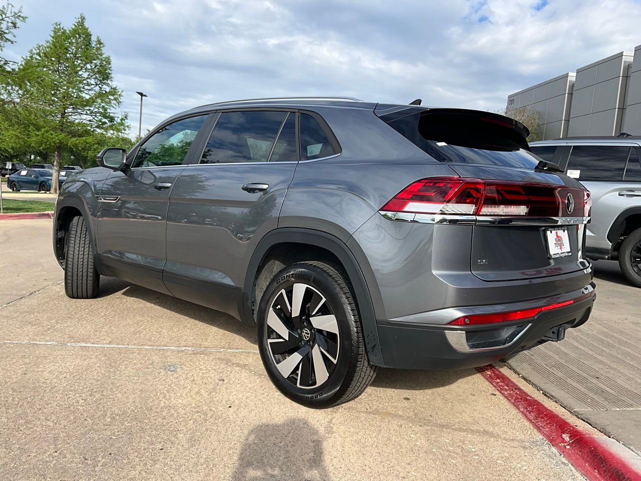 Used 2025 Volkswagen Atlas Cross Sport SE FWD image 8