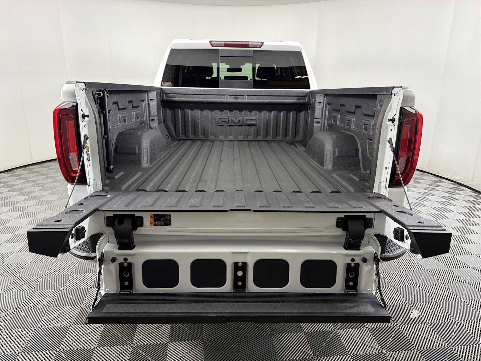 Certified 2023 GMC Sierra 1500 SLT w/ SLT Premium Package AWD/4WD image 16