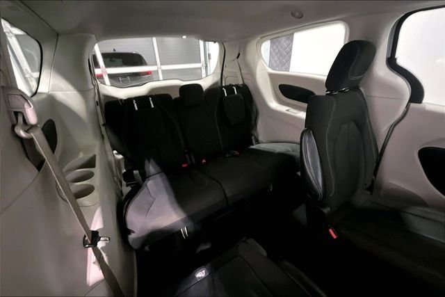 Used 2022 Chrysler Voyager LX image 27