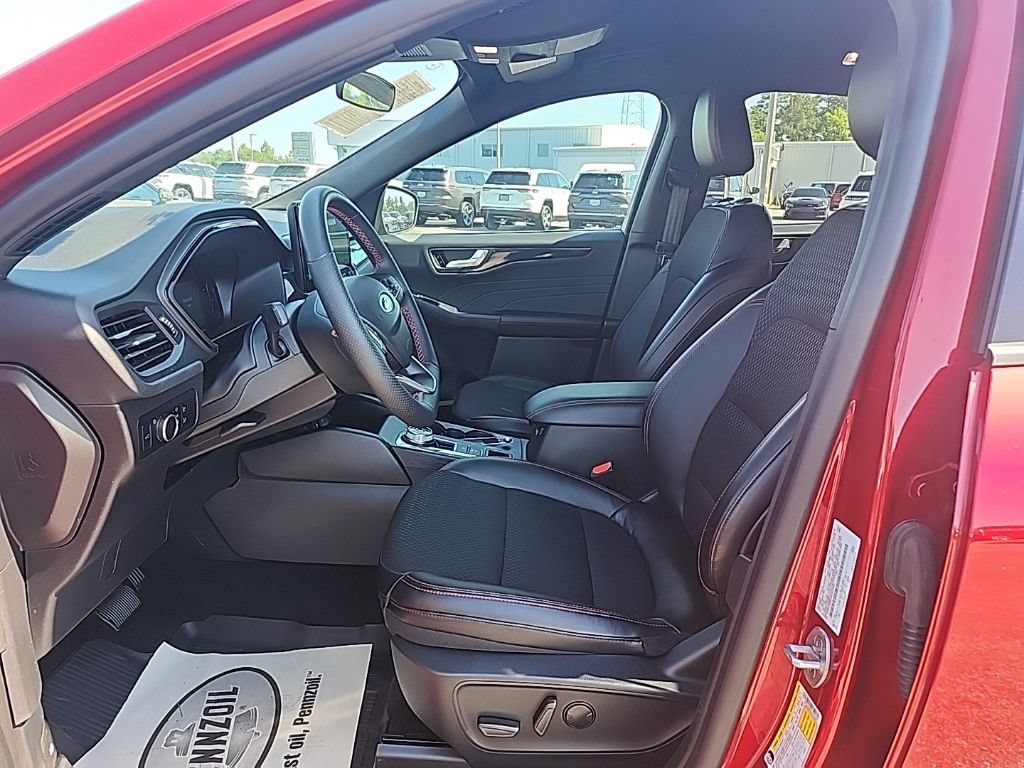 Used 2025 Ford Escape ST-Line w/ Tech Pack #1 FWD image 19