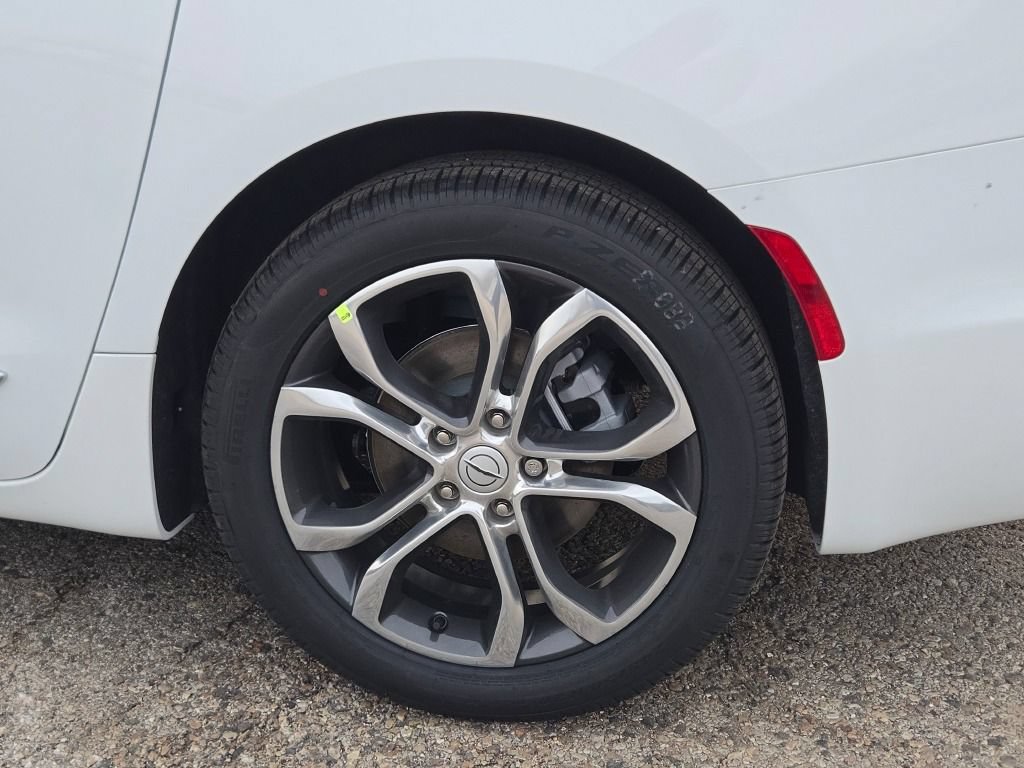 New 2026 Chrysler Pacifica Pinnacle w/ Trailer Tow Group FWD image 18