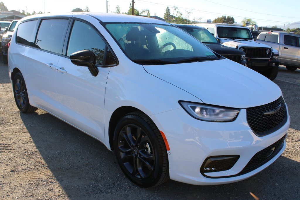 New 2026 Chrysler Pacifica Select image 3