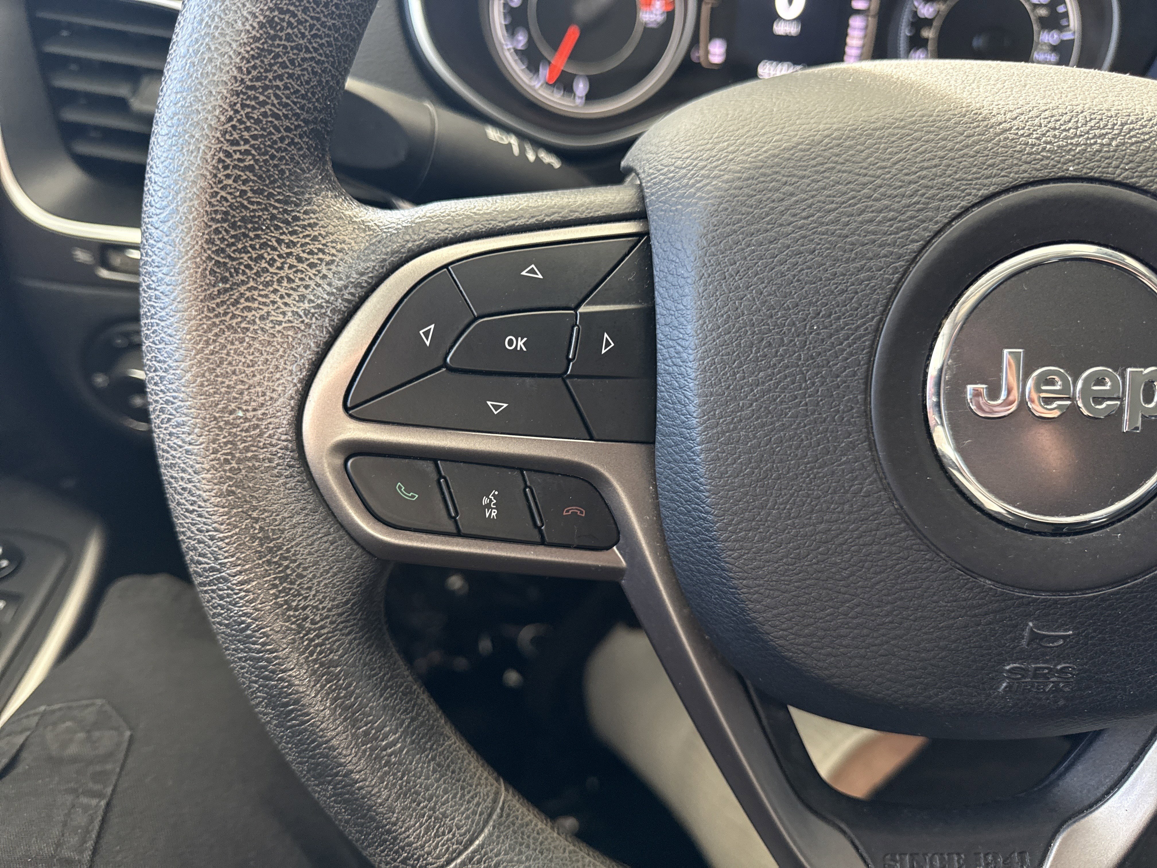 Used 2019 Jeep Cherokee Latitude w/ Popular Appearance Group image 18