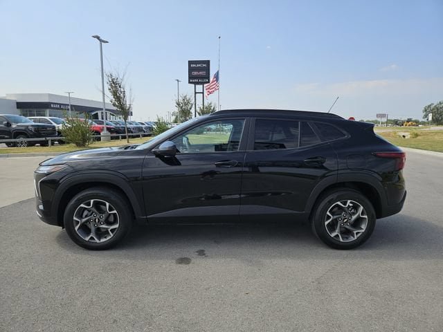 Used 2026 Chevrolet Trax LT FWD image 4