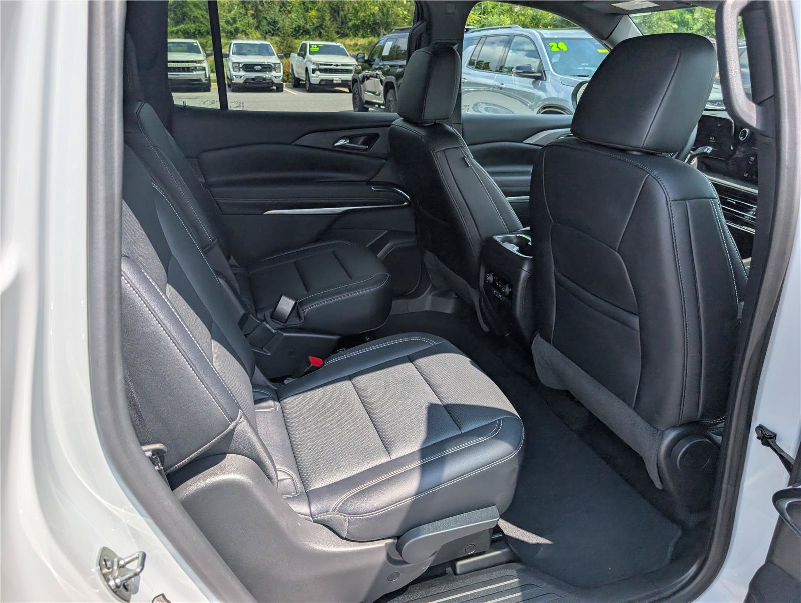 Used 2025 Chevrolet Traverse LT FWD image 11
