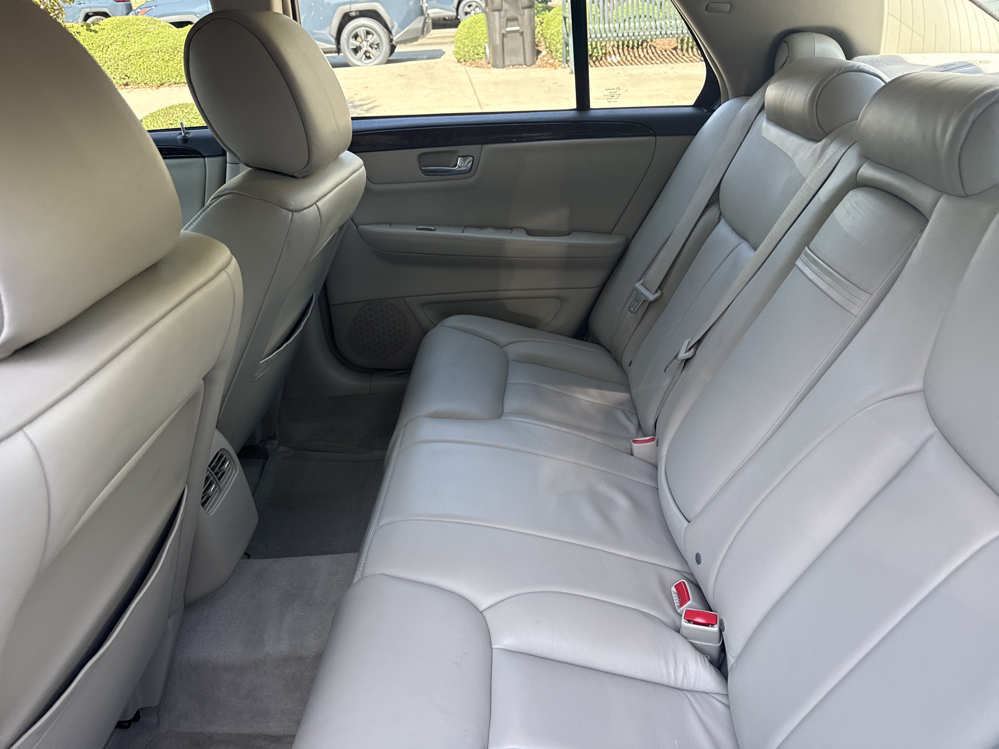 Used 2009 Cadillac DTS w/ Trunk Convenience Package FWD image 32