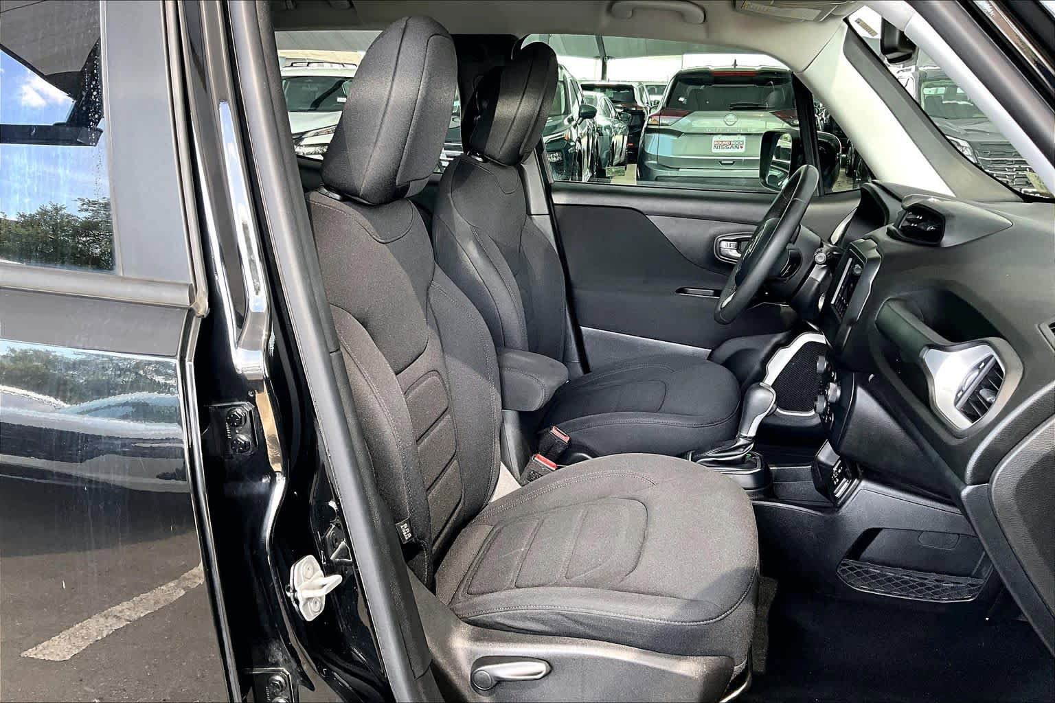 Used 2018 Jeep Renegade Latitude w/ Popular Equipment Group FWD image 9