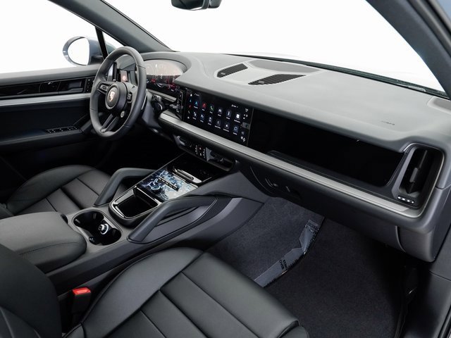 Used 2025 Porsche Cayenne image 22