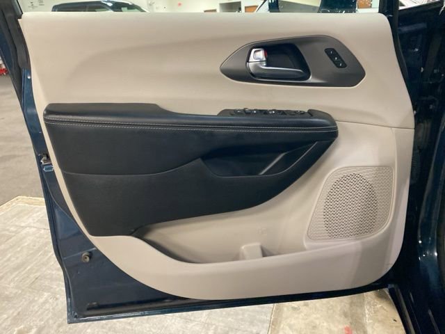 Used 2022 Chrysler Pacifica Touring-L image 20