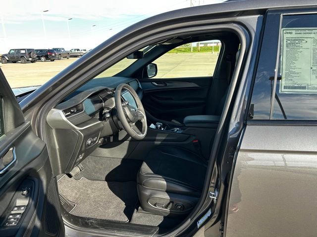 New 2025 Jeep Grand Cherokee Altitude image 13