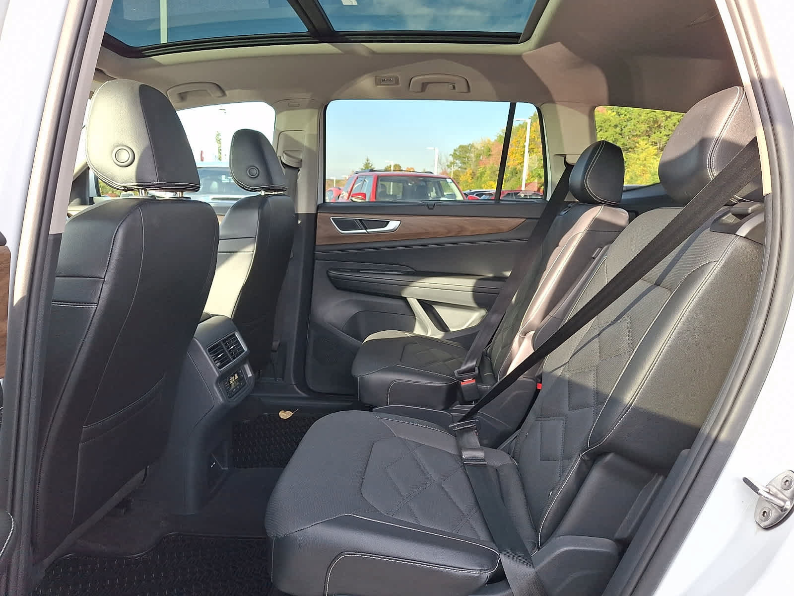 Used 2024 Volkswagen Atlas SE AWD/4WD image 11