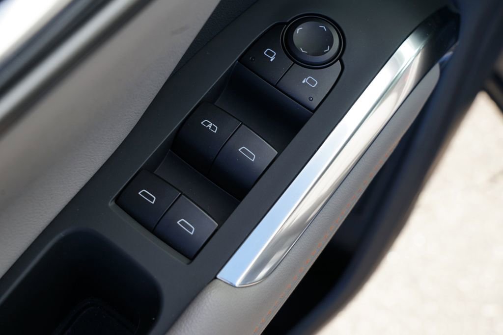 Used 2025 Chevrolet Traverse LT image 16