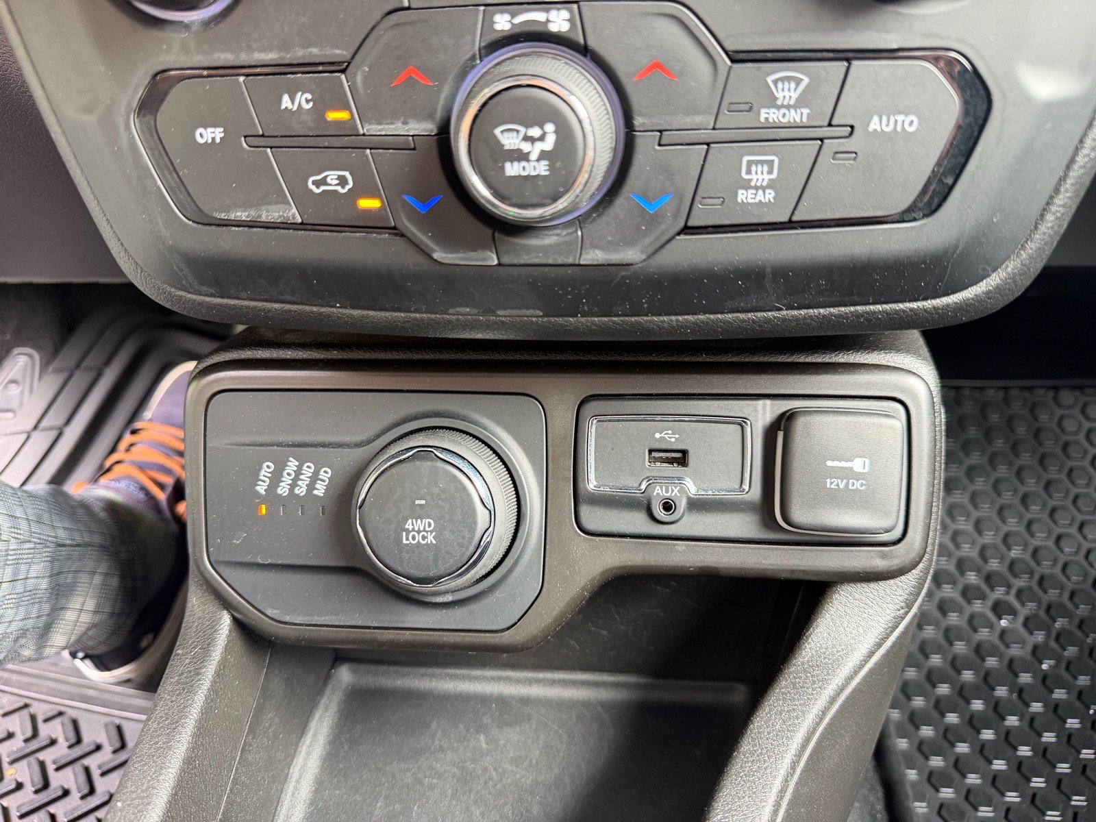 Used 2023 Jeep Renegade Latitude AWD/4WD image 36