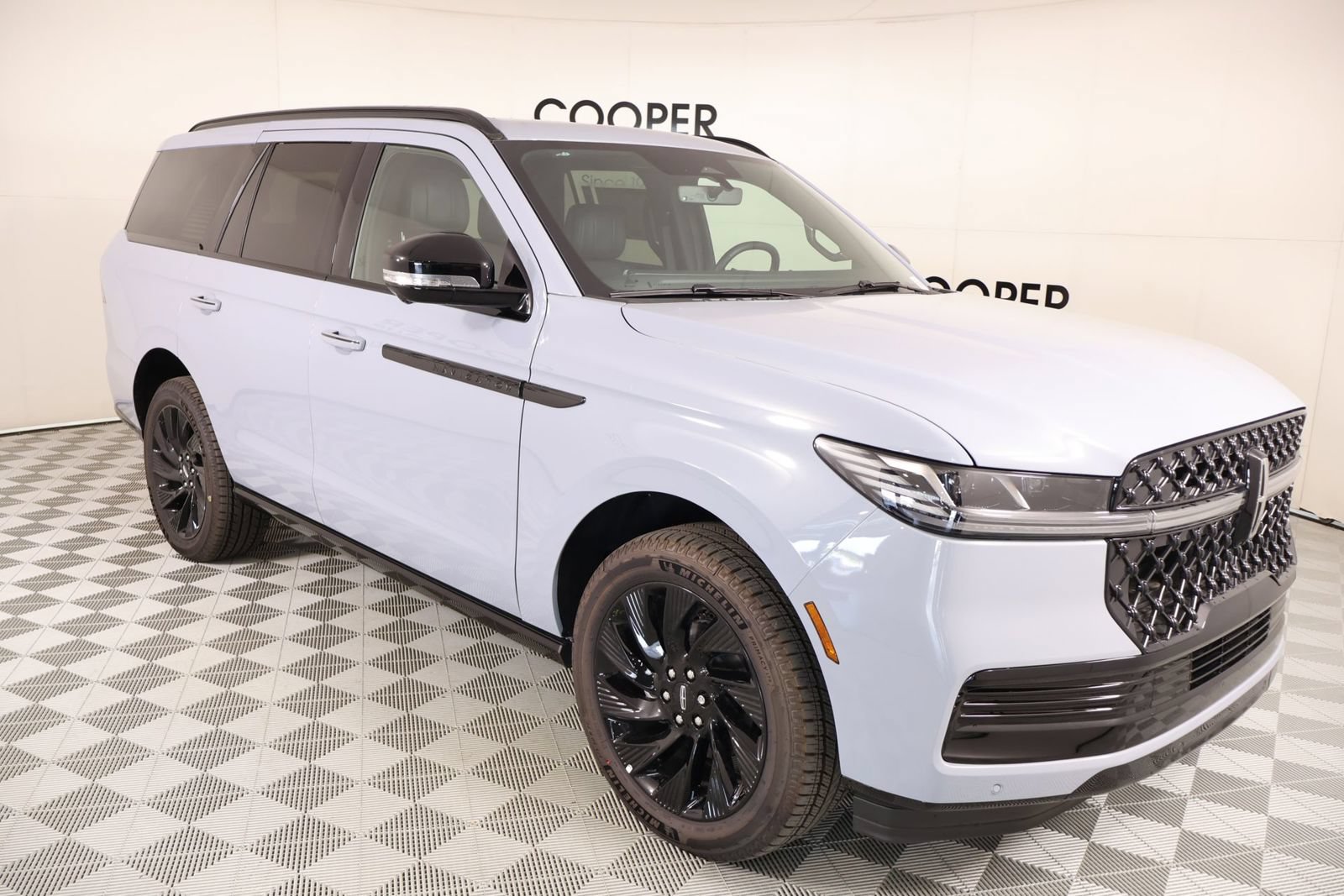 New 2025 Lincoln Navigator Reserve w/ Jet Appearance Package