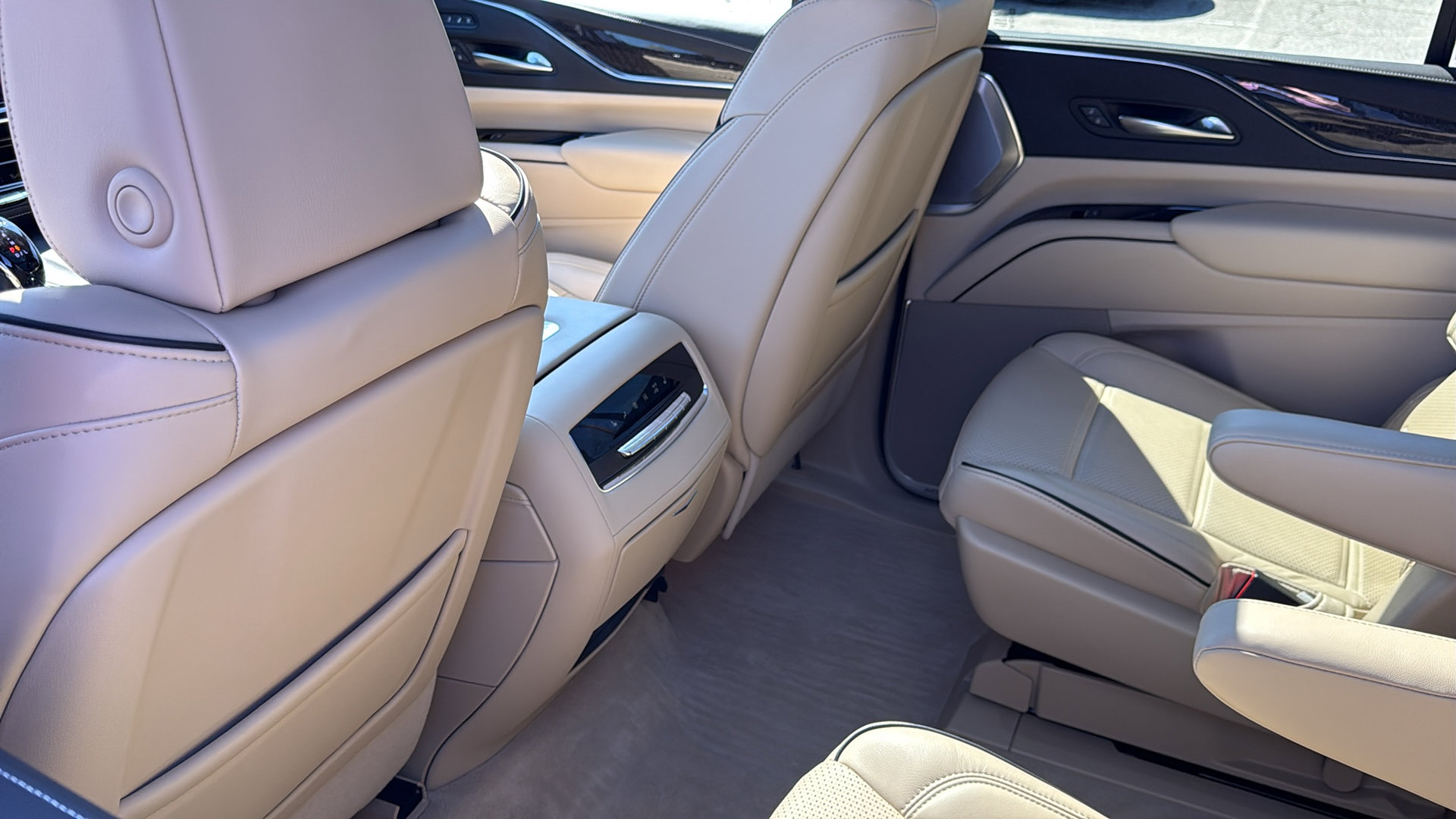 Certified 2022 Cadillac Escalade Premium Luxury w/ Performance Package image 31