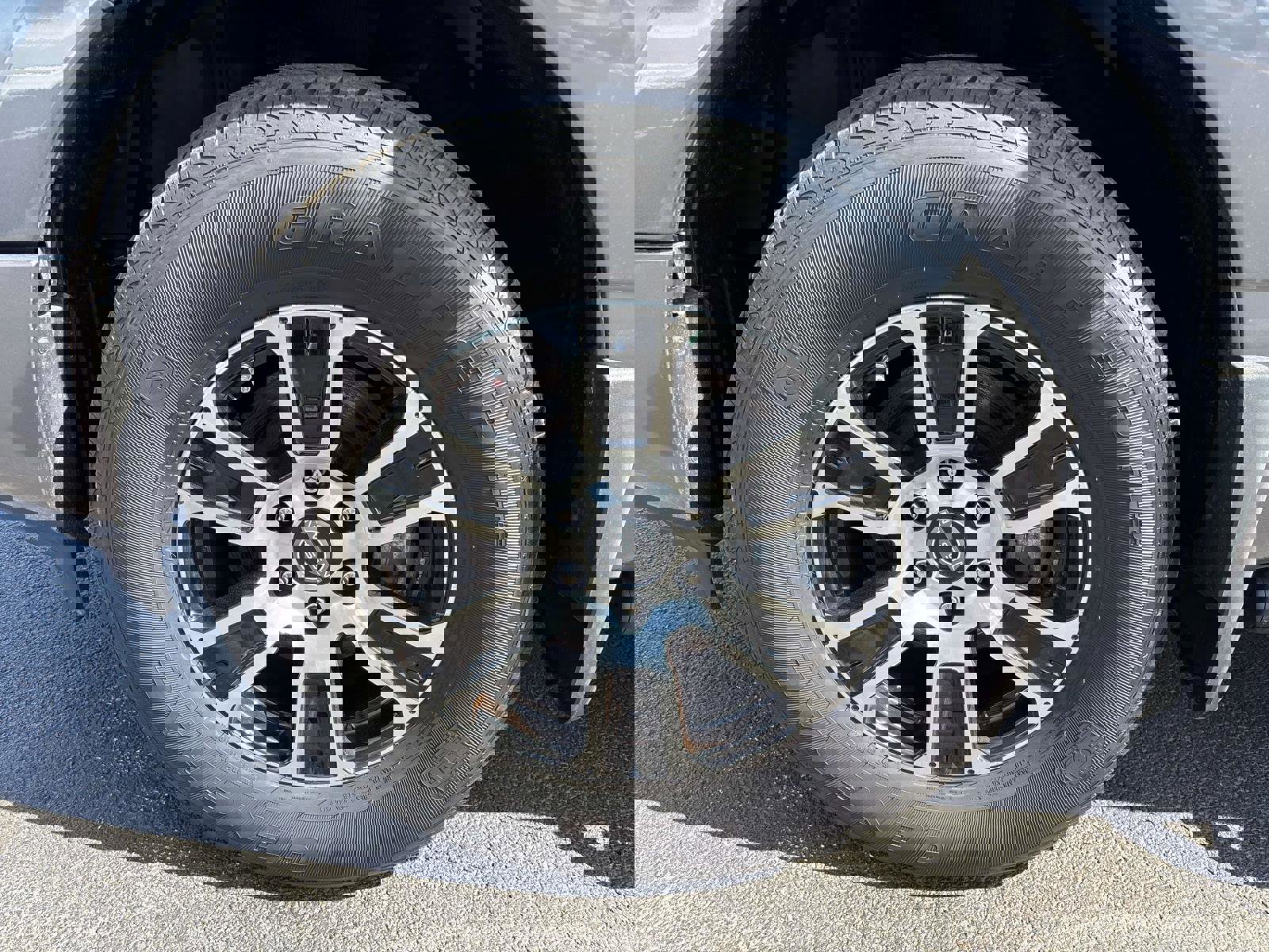 Used 2024 Nissan Titan SV w/ SV Convenience Package image 7