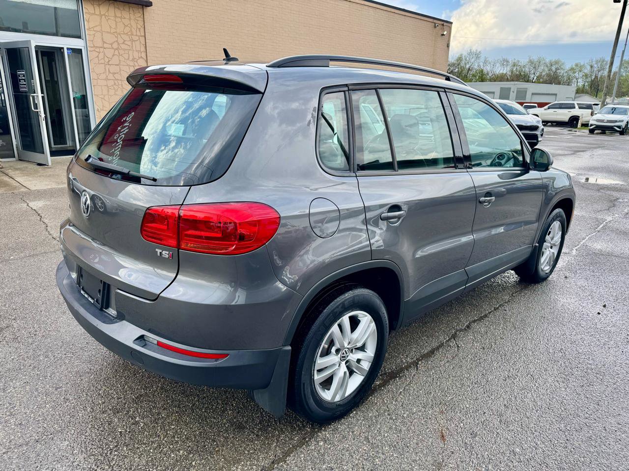 Used 2016 Volkswagen Tiguan S image 5