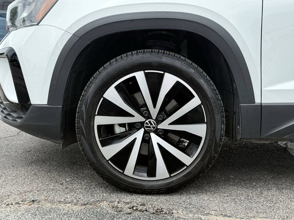 Certified 2022 Volkswagen Taos SE FWD image 9