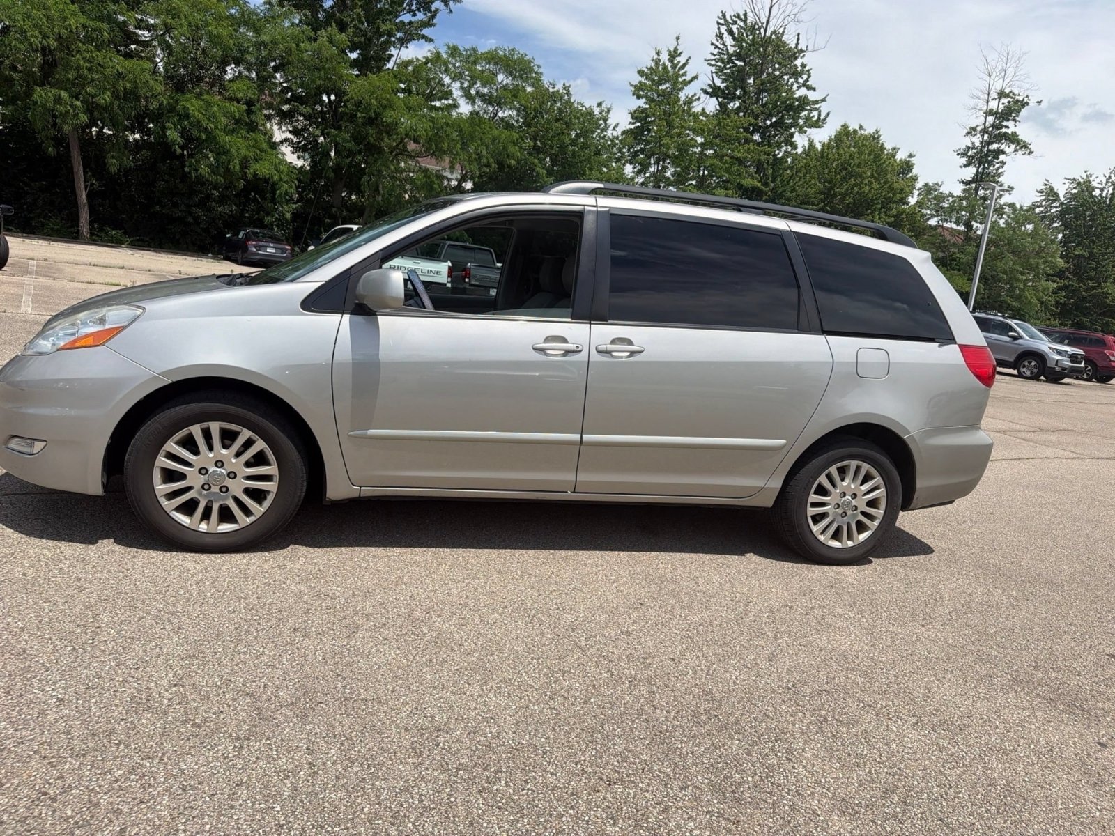 Used 2010 Toyota Sienna XLE FWD image 21