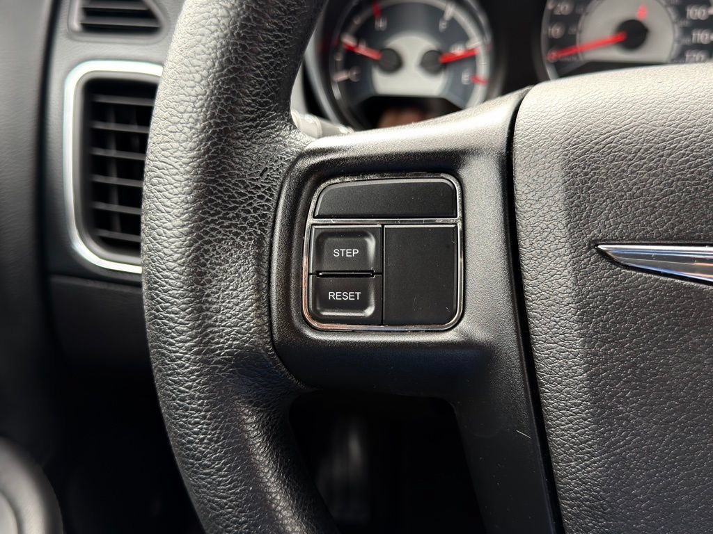 Used 2014 Chrysler 200 LX FWD image 7