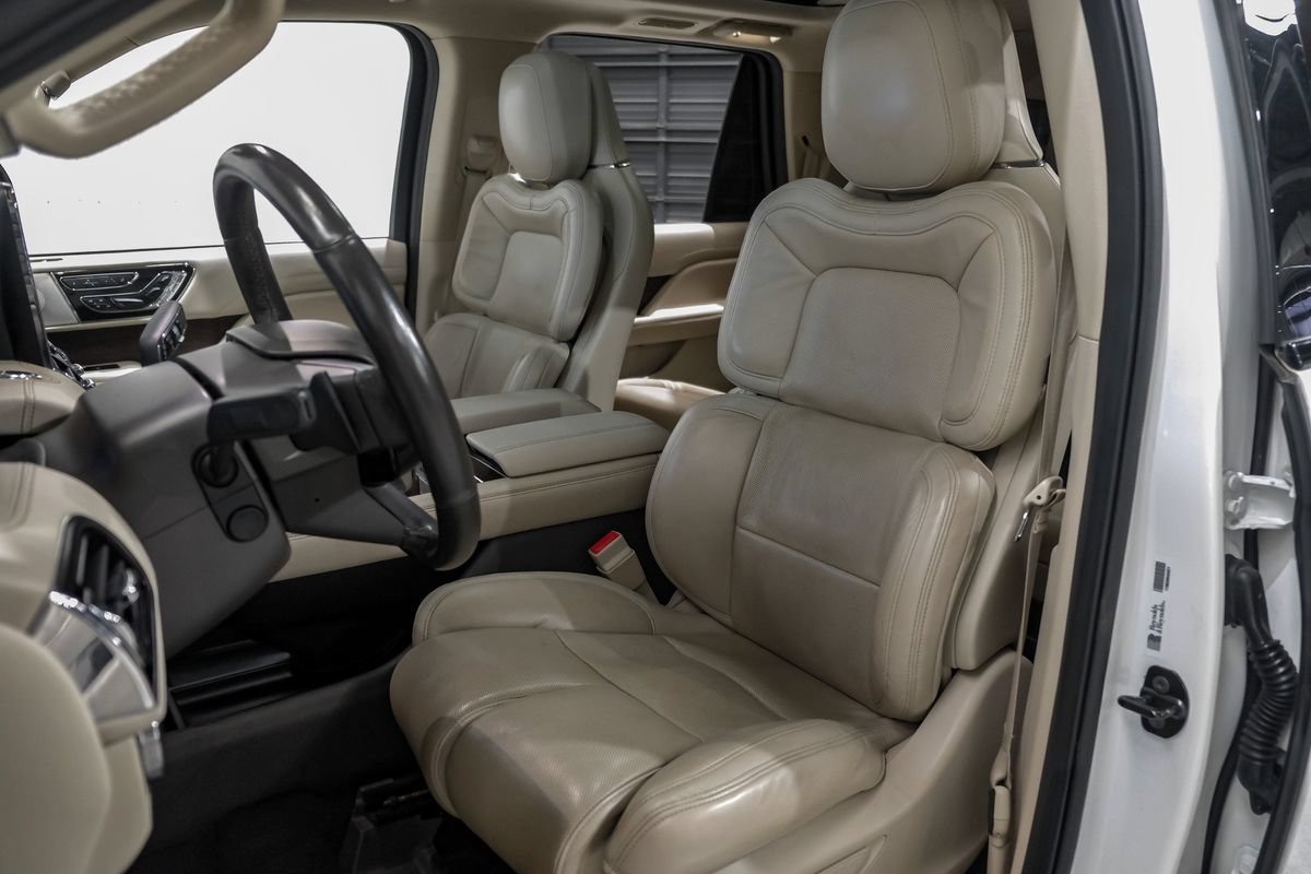 Used 2020 Lincoln Navigator L Reserve w/ Luxury Package RWD image 30