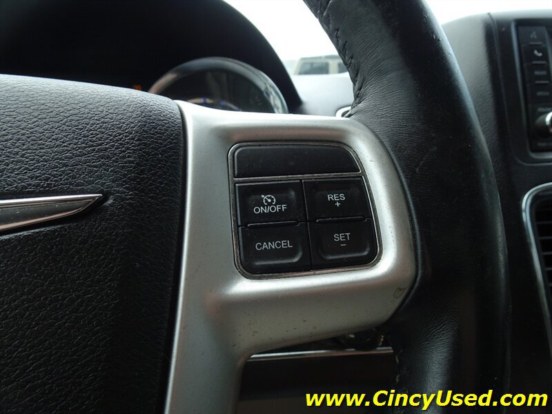 Used 2016 Chrysler Town & Country Touring FWD image 26