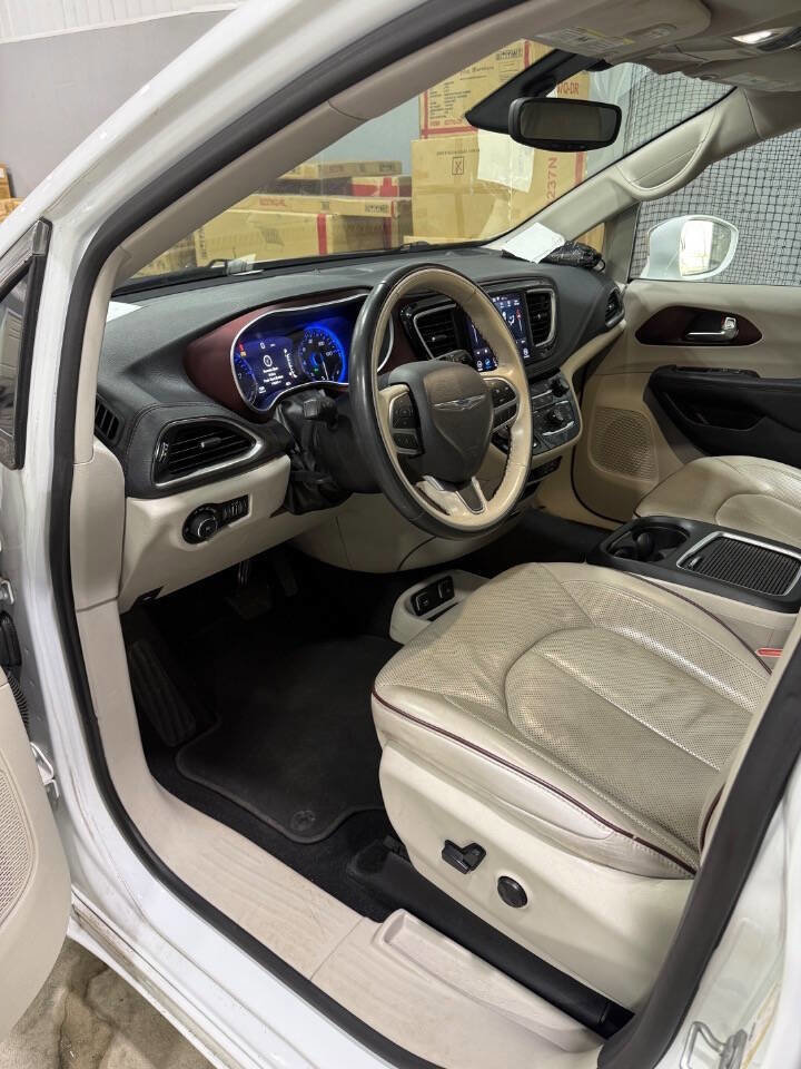 Used 2020 Chrysler Pacifica Limited image 7