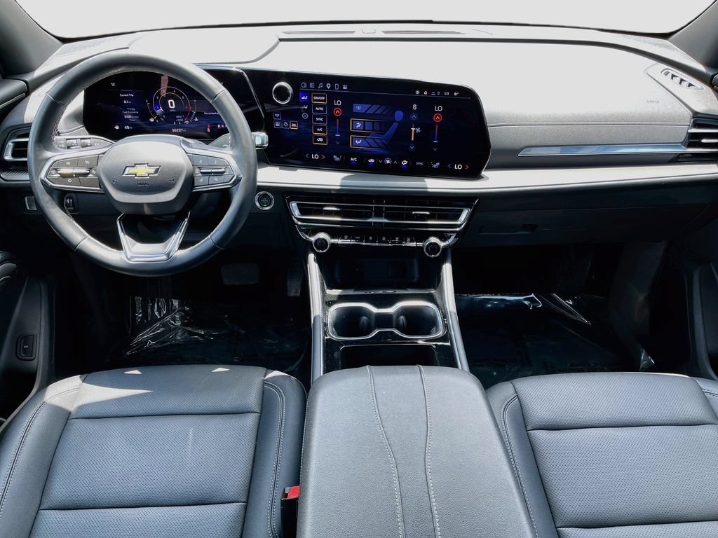 Used 2025 Chevrolet Traverse LT FWD image 27