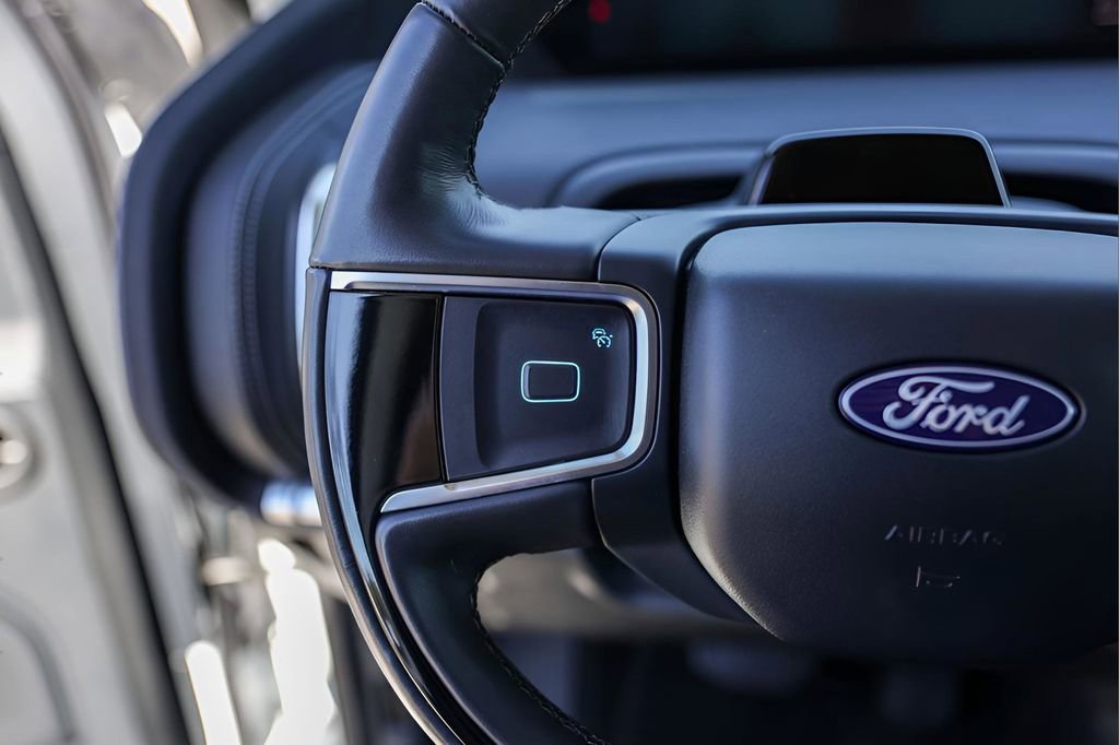 Used 2025 Ford Expedition Platinum image 15