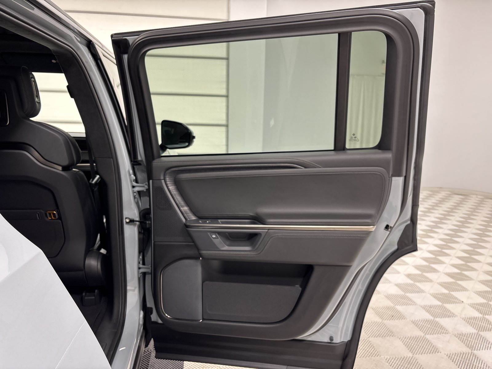 Used 2025 Rivian R1S Adventure AWD/4WD image 19