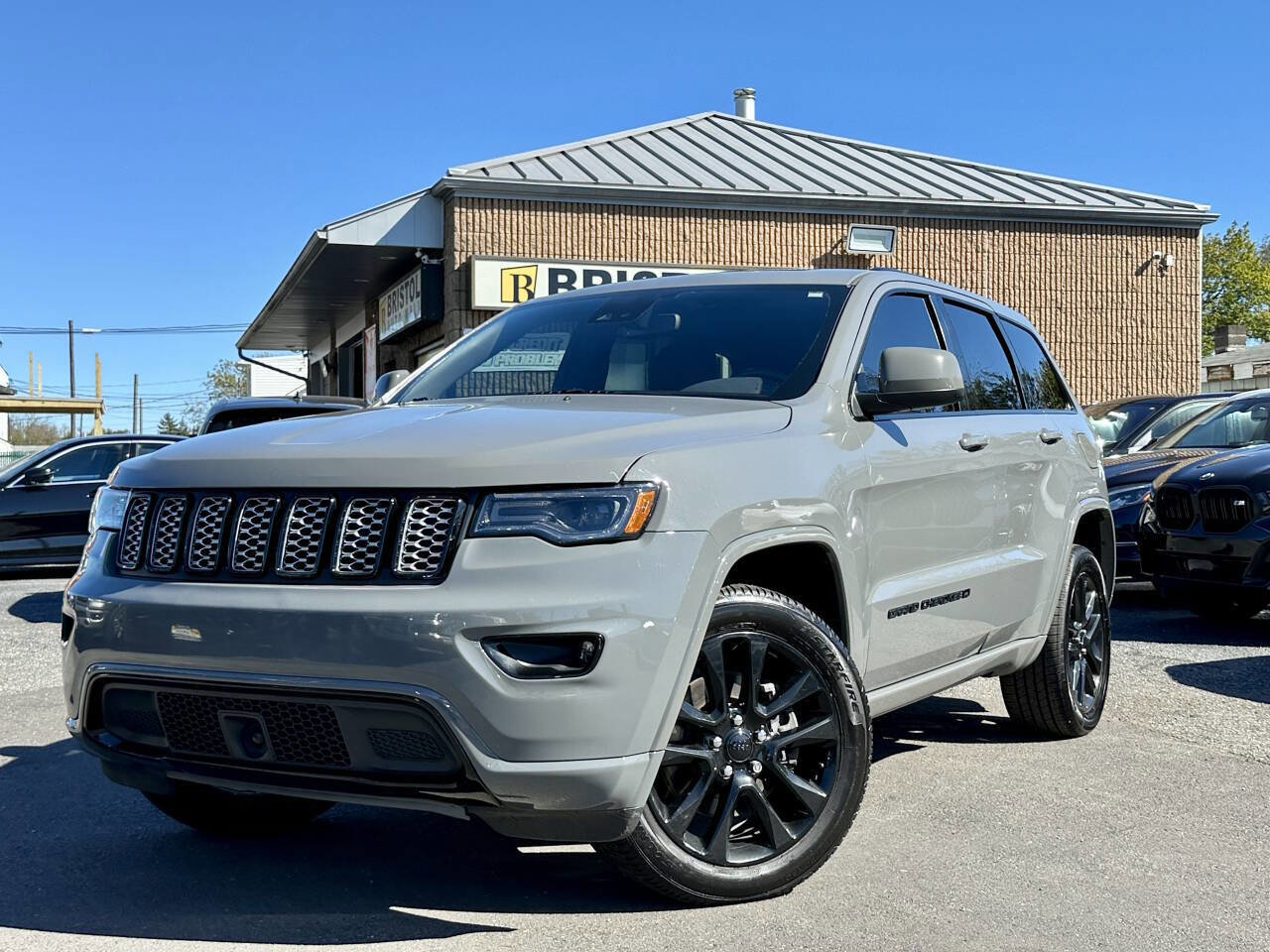 Used 2022 Jeep Grand Cherokee Laredo X image 1