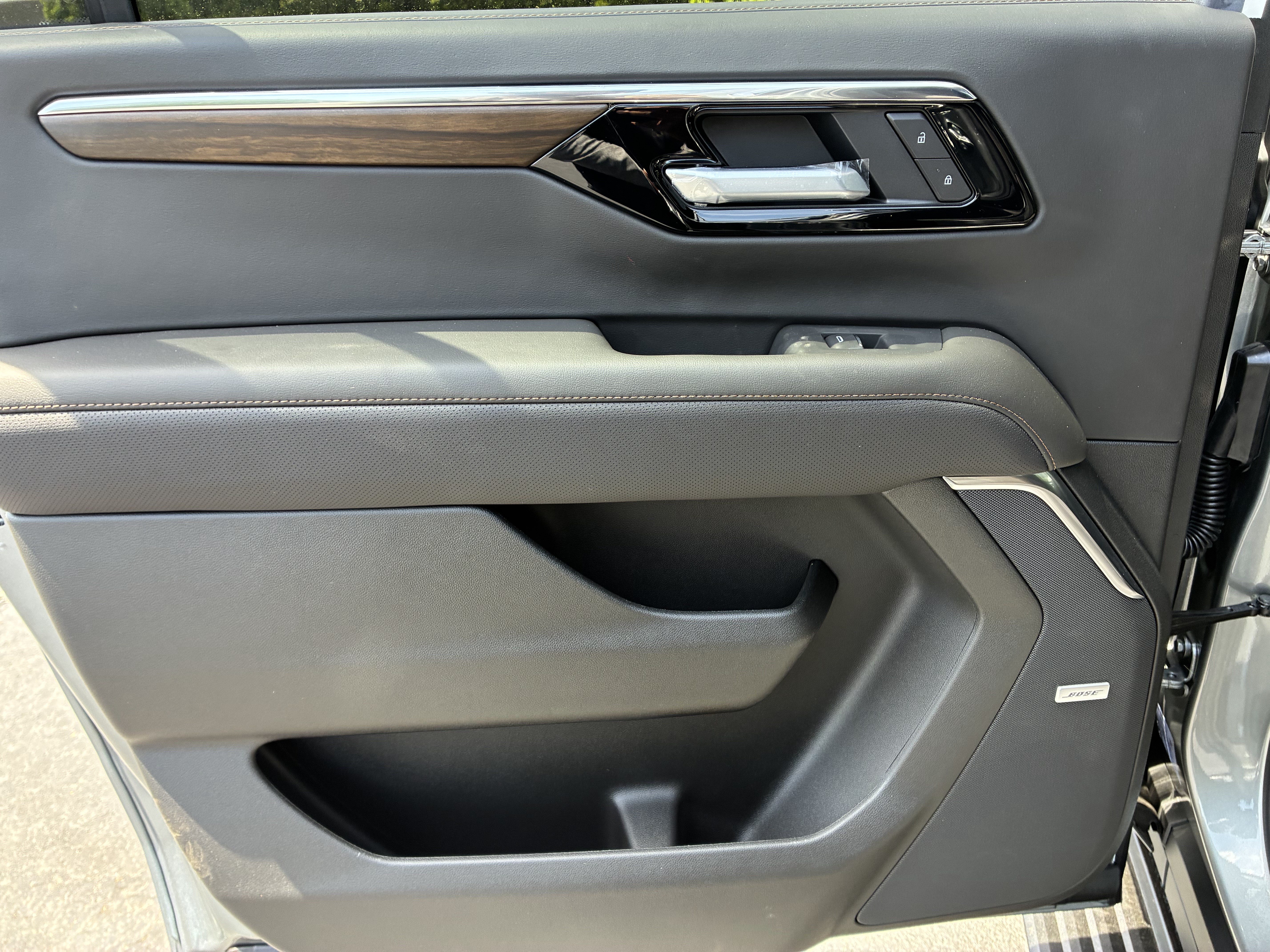 Used 2026 Chevrolet Suburban High Country RWD image 16