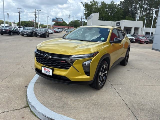 Used 2025 Chevrolet Trax RS w/ Sunroof Package image 3