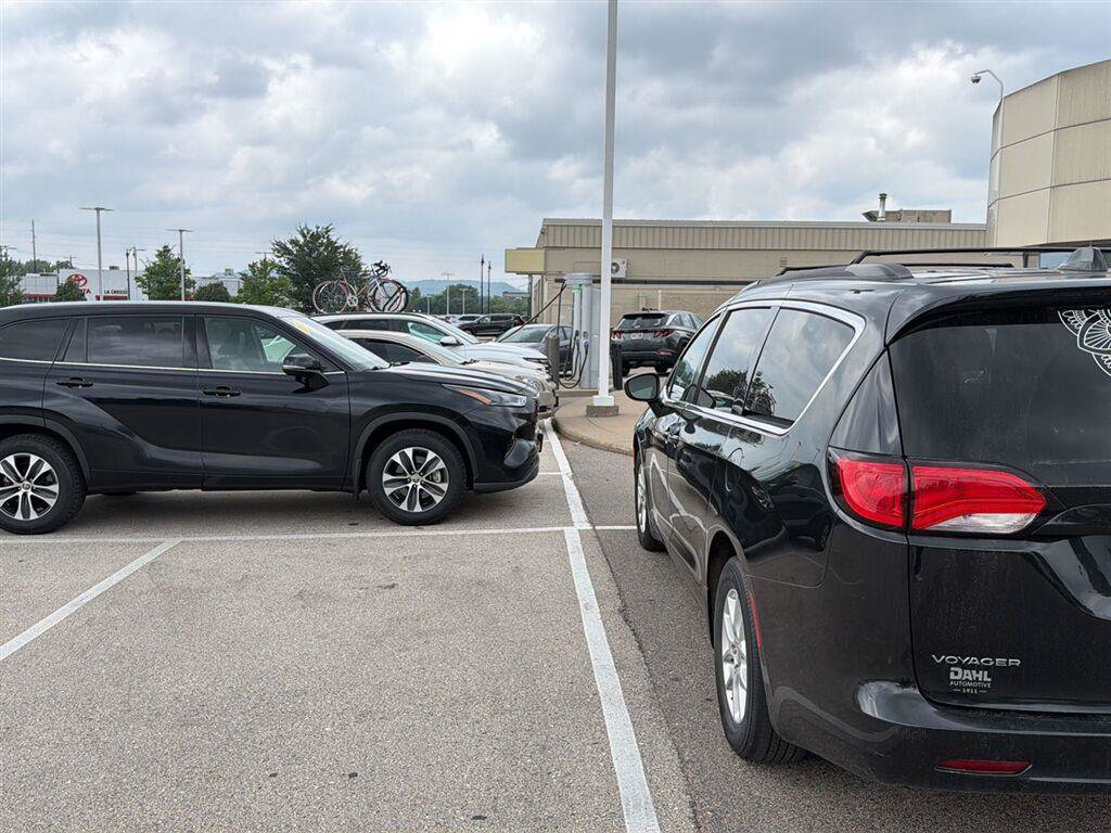 Used 2020 Chrysler Voyager Lxi FWD image 7