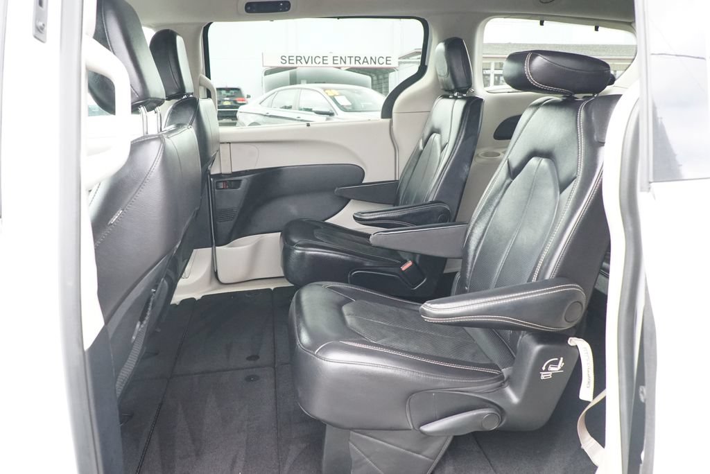 Used 2022 Chrysler Pacifica Touring-L FWD image 11