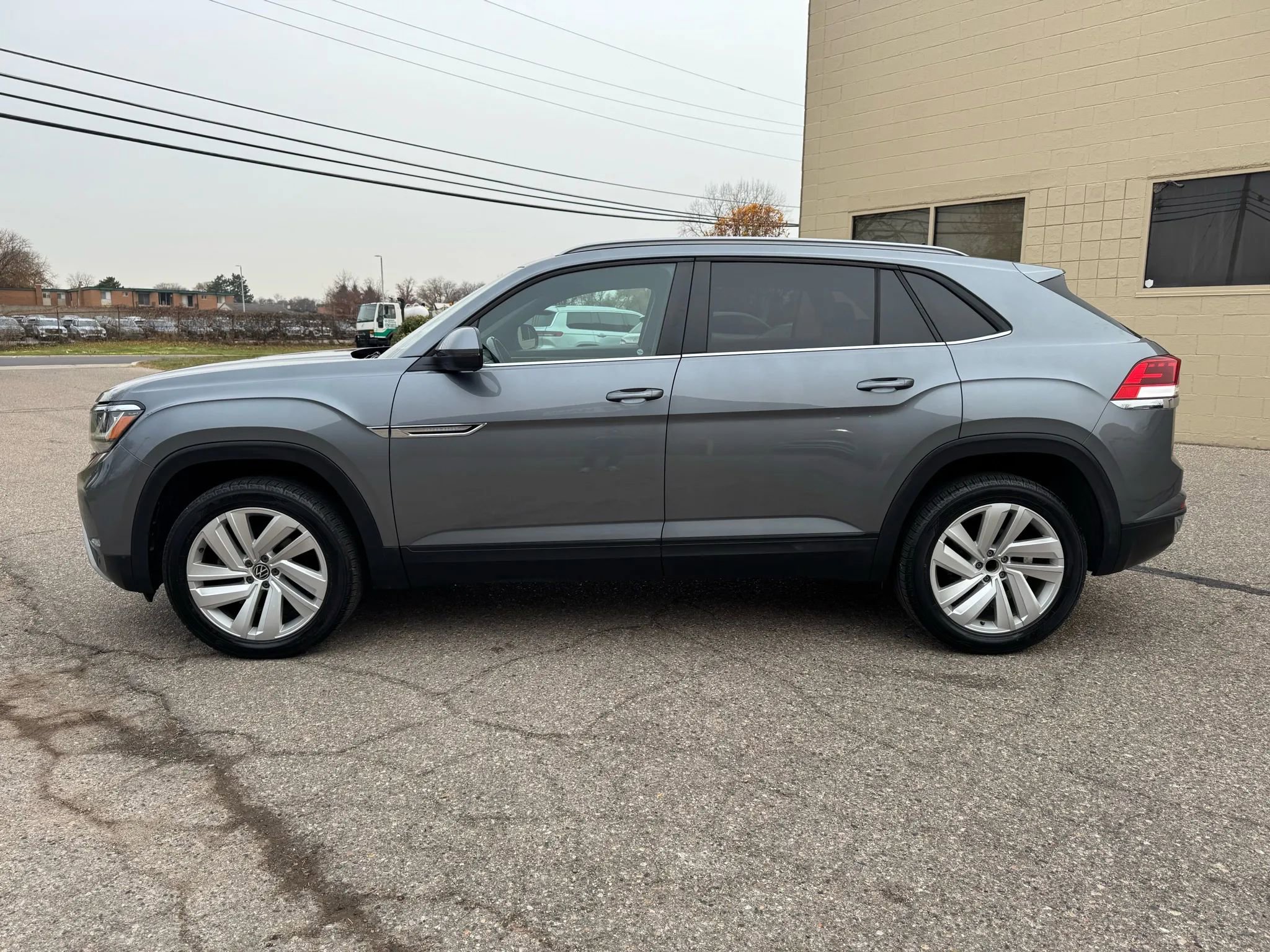 Used 2020 Volkswagen Atlas Cross Sport SE w/ Panoramic Sunroof Package image 5
