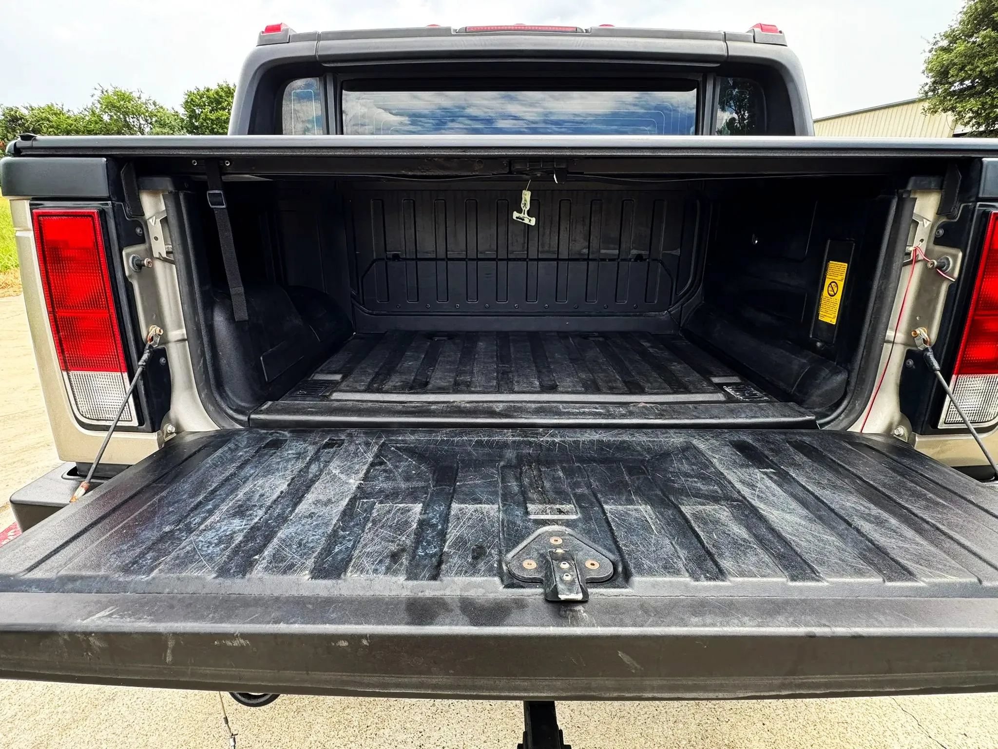 Used 2005 HUMMER H2 SUT w/ Preferred Equipment Group AWD/4WD image 6