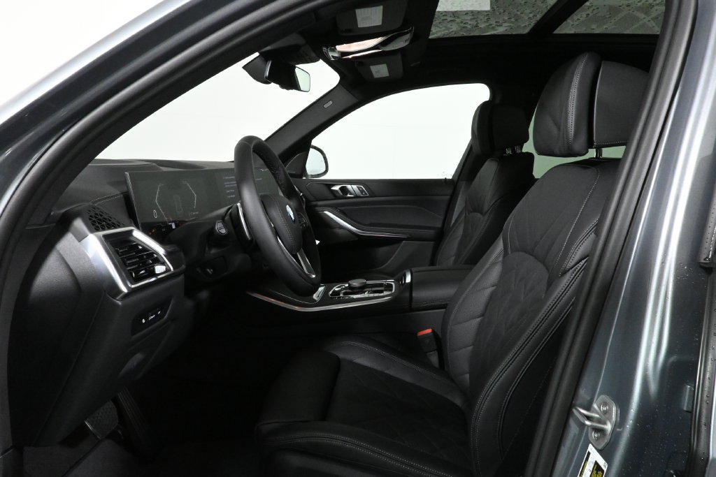 Used 2026 BMW X5 xDrive50e w/ Premium Package AWD/4WD image 3