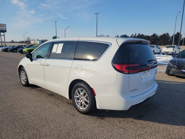 Used 2025 Chrysler Pacifica Select image 23