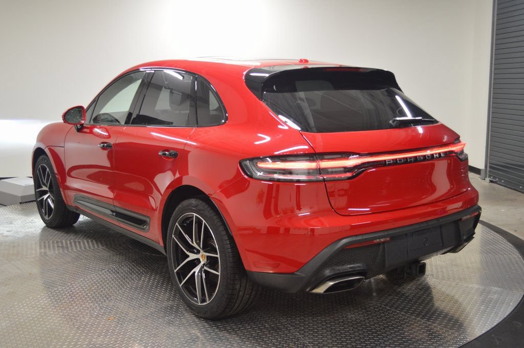 Certified 2025 Porsche Macan AWD/4WD image 3